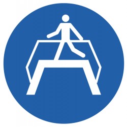 Panneau ISO 7010 M023 – Utiliser la passerelle / Passage obligatoire par la passerelle piétonne