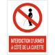 Panneau interdiction d'uriner à côté de la cuvette