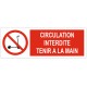 Panneau circulation interdite tenir à la main