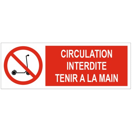 Panneau circulation interdite tenir à la main