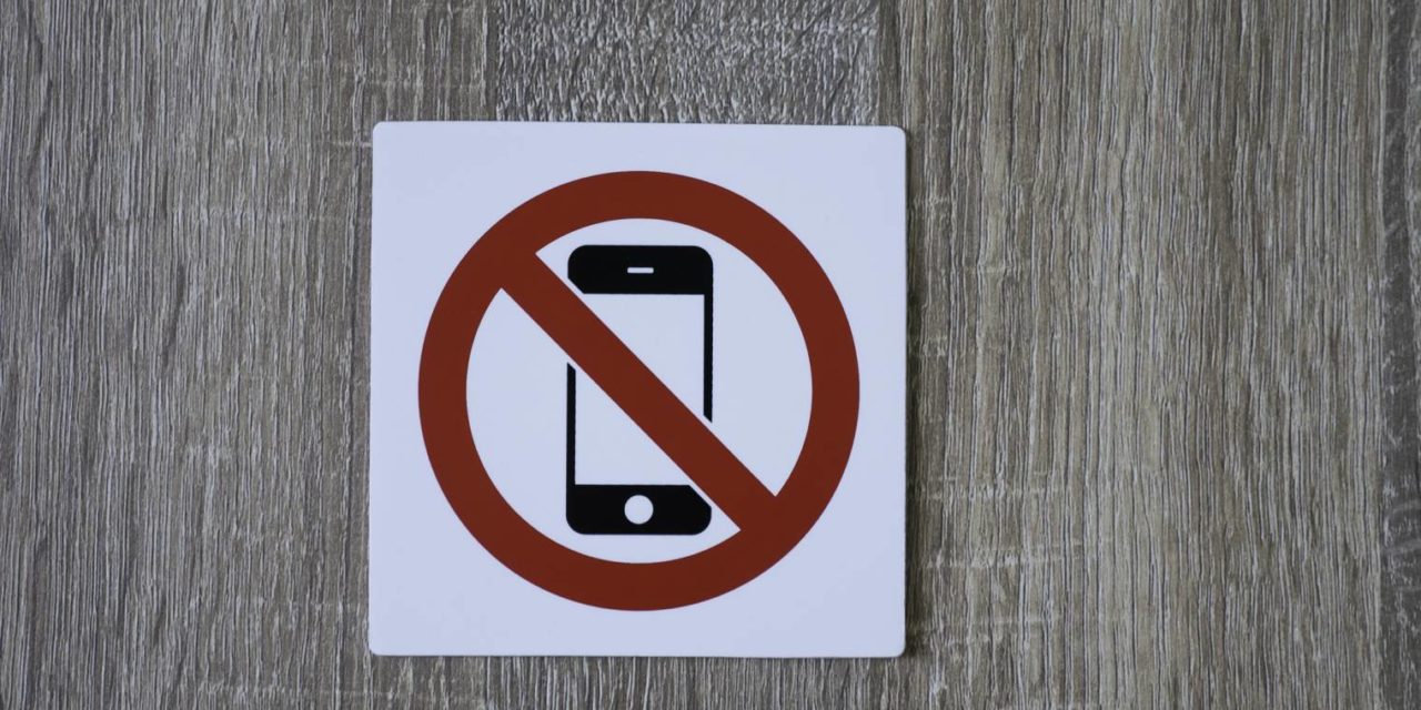 Le téléphone portable personnel peut-il être interdit au travail ?