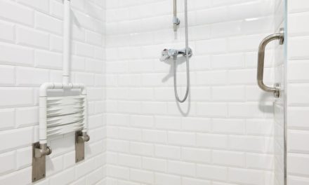 Comment aménager une douche PMR ?